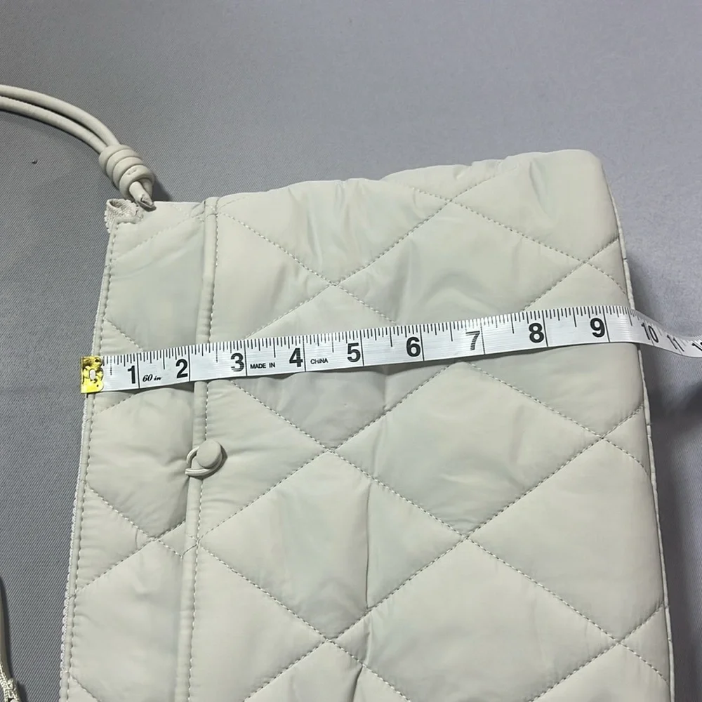 Vera Bradley taupe purse nylon quilted
CLOSET CLEAN OUT SALE! - Picture 9 of 10